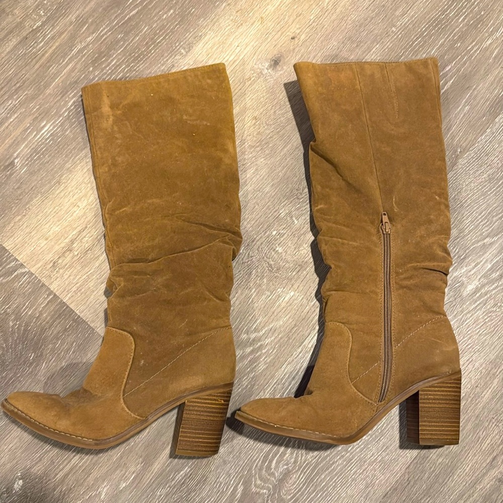 Brown Heeled Boots with Chunky Heel and Slouchy Design